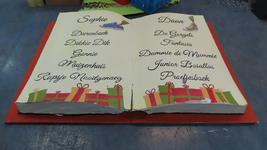 848589 Afbeelding van 'het grote boek van Sinterklaas', met titels van kinderboeken, liggend op de vloer van de eerste ...